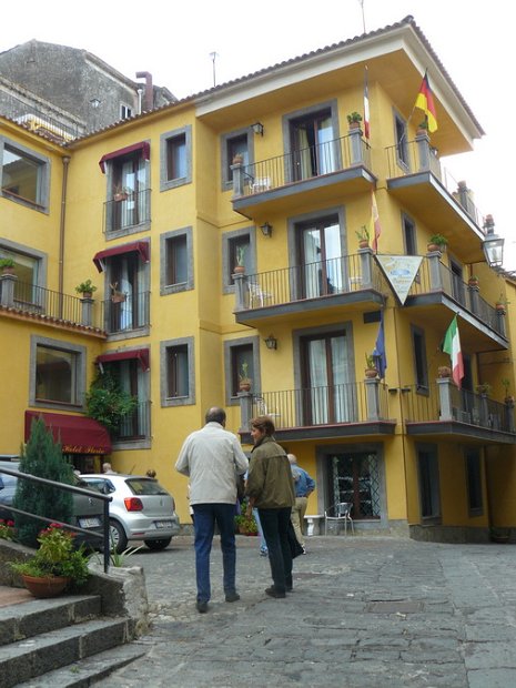 (13) Si va verso il Ristorante a Castiglione di Sicilia